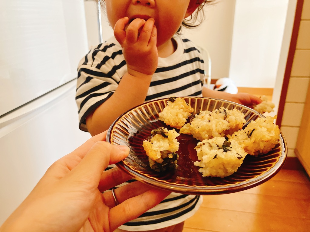 ワラビの炊き込みご飯を食べる娘