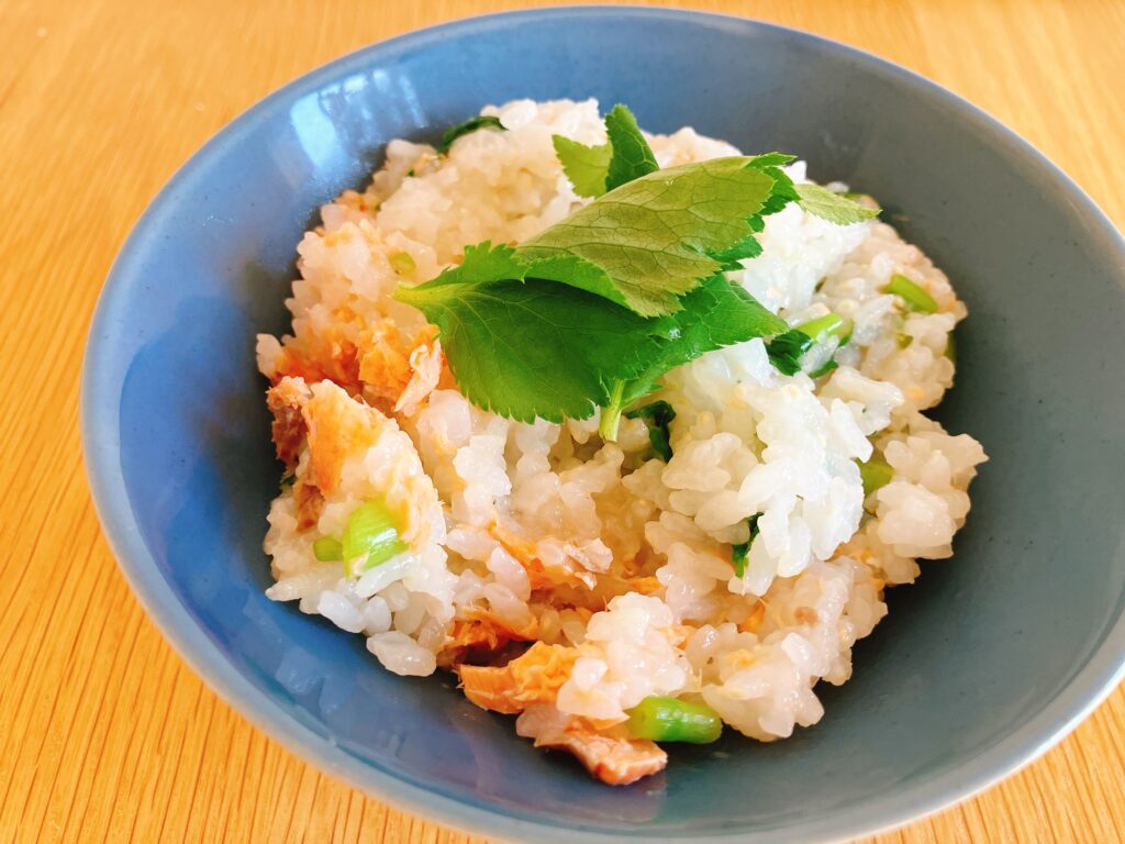 三つ葉をのせた混ぜご飯