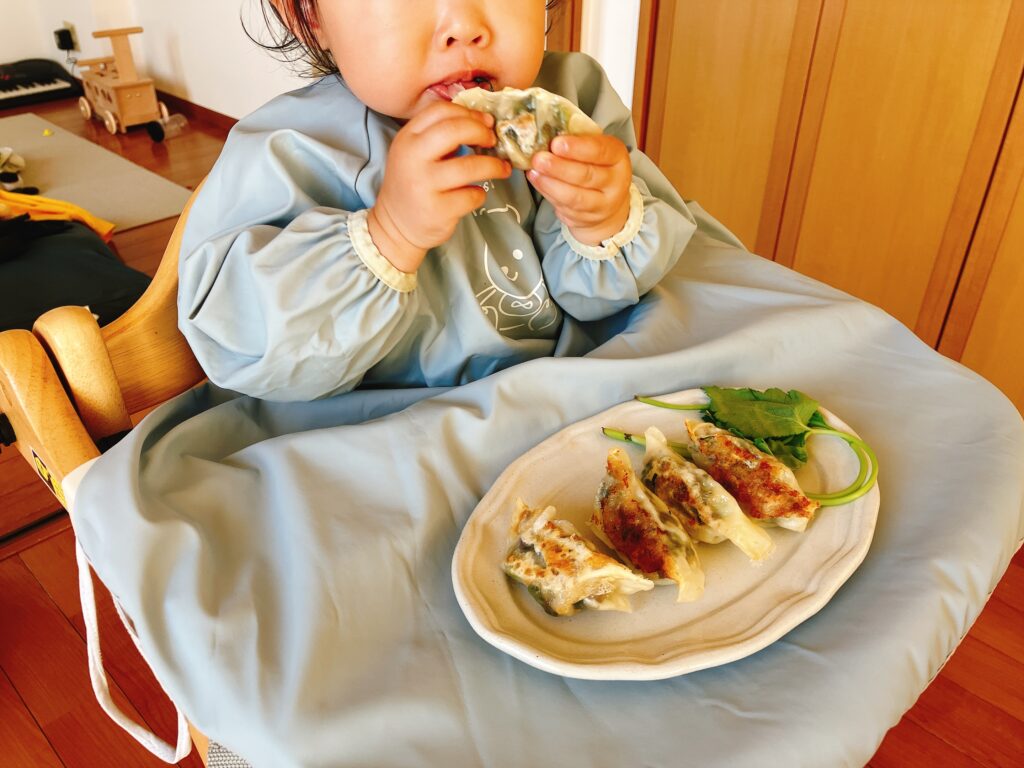 焼き餃子をほおばる娘