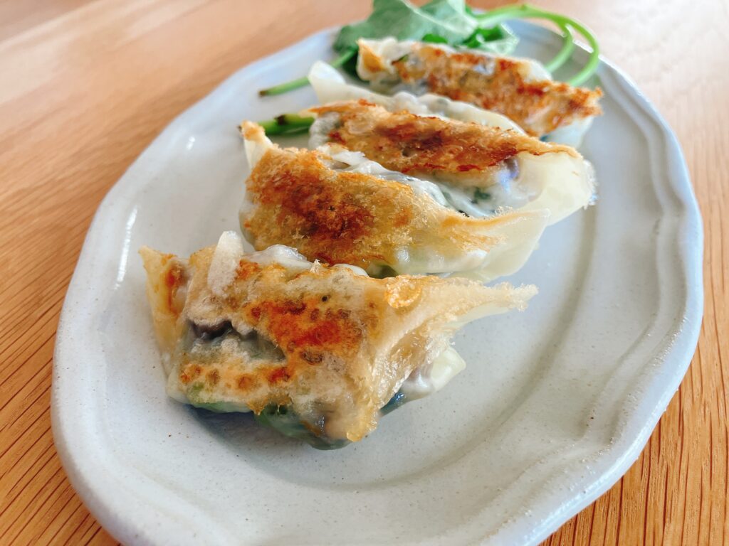 ブナシメジと三つ葉を使った自家製焼き餃子
