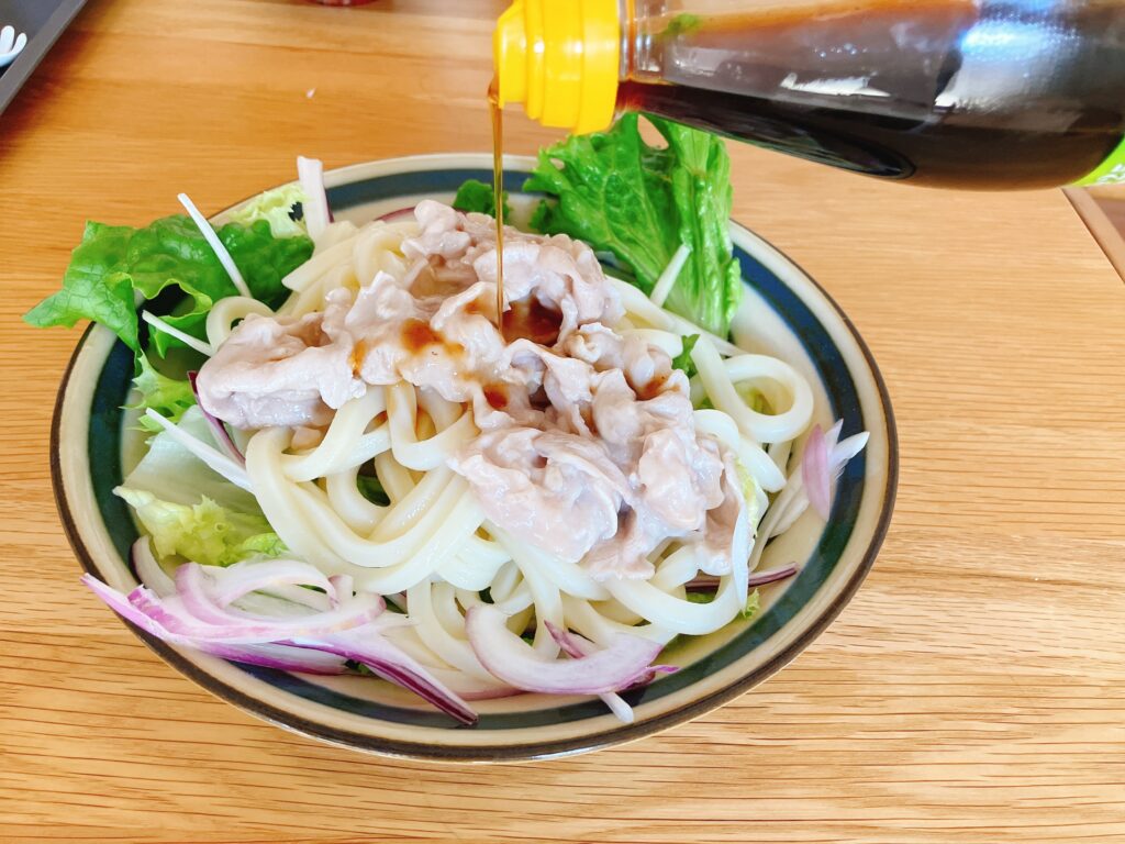 坂ノ途中のリーフレタスと葉つき玉ねぎを使った豚肉レタスうどん