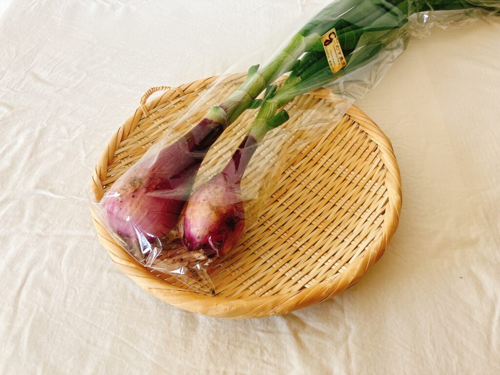 坂ノ途中の旬のお野菜セットMサイズで届いた葉つき玉ねぎ(あか)