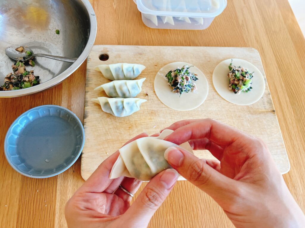 赤サラダからし菜とブナシメジを使った餃子の包み方