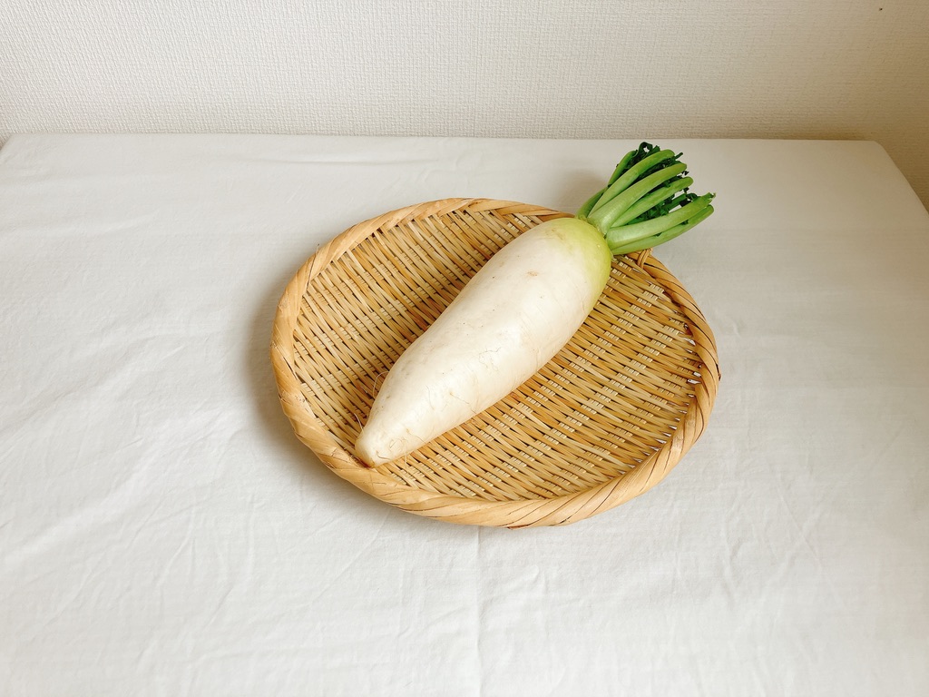 竹ざるの上に置かれた坂ノ途中の農薬不使用大根