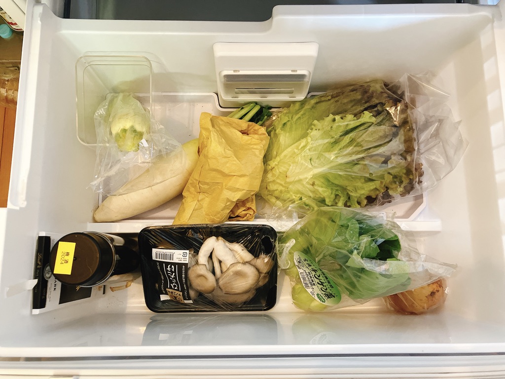 坂ノ途中から届いた旬の野菜セットが入った配達ボックスの中身