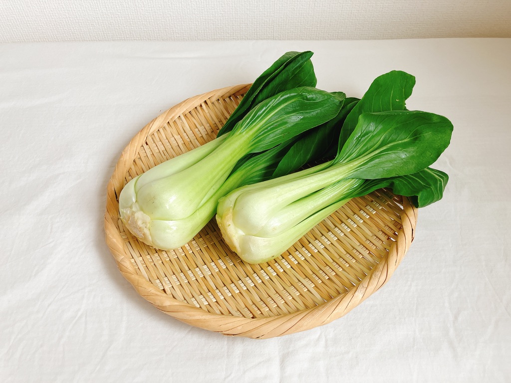 竹ざるの上に置かれた坂ノ途中の農薬不使用青梗菜