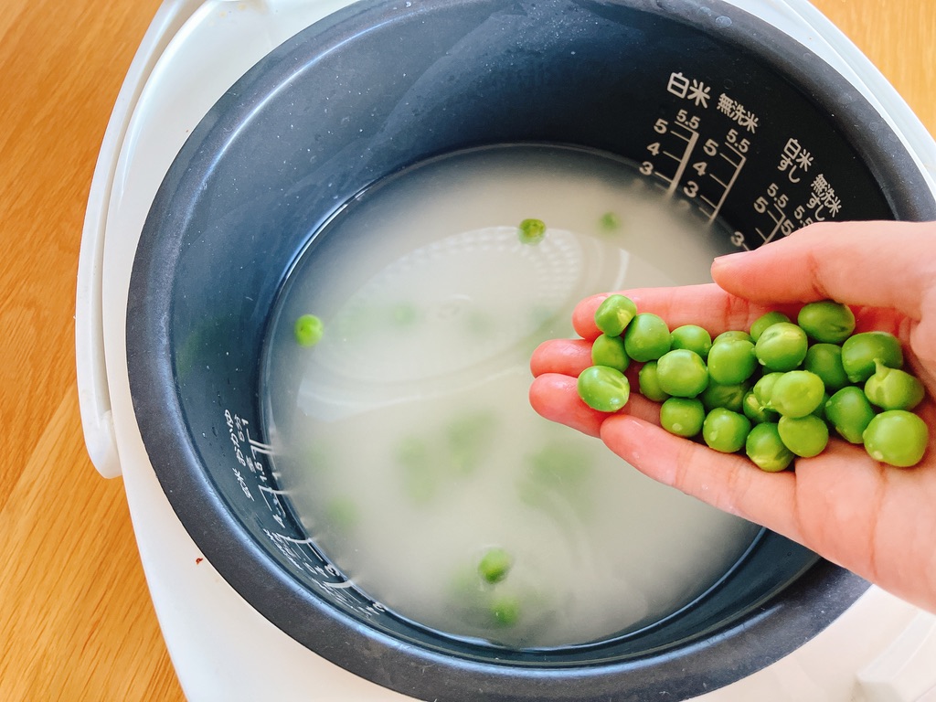 坂ノ途中の実エンドウを炊飯器に入れて豆ご飯を作るところ