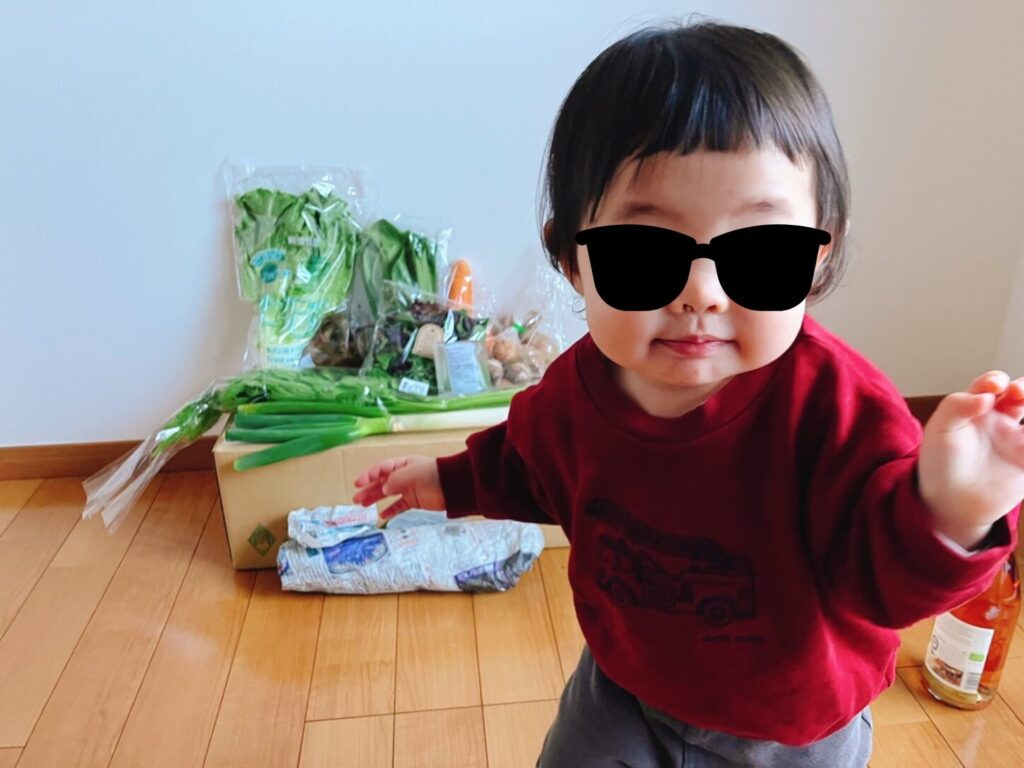 坂ノ途中の段ボール開封と一緒に映り込む娘