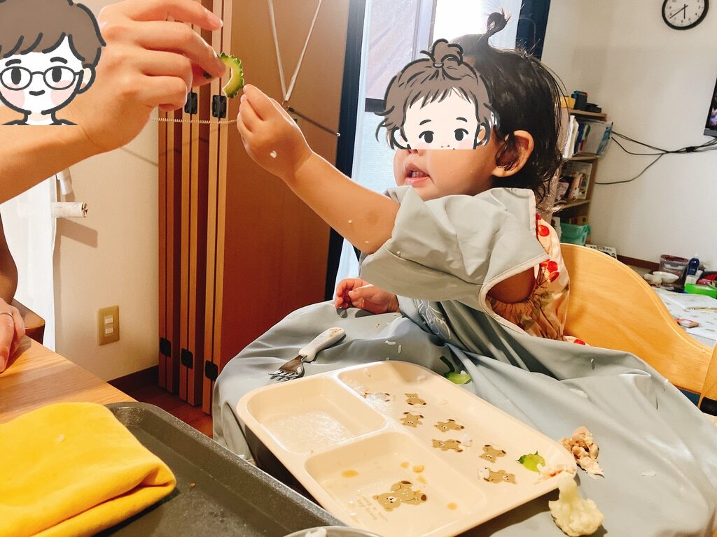 夫と娘が「乾杯」してビオ・マルシェから届いたゴーヤを食べているところ