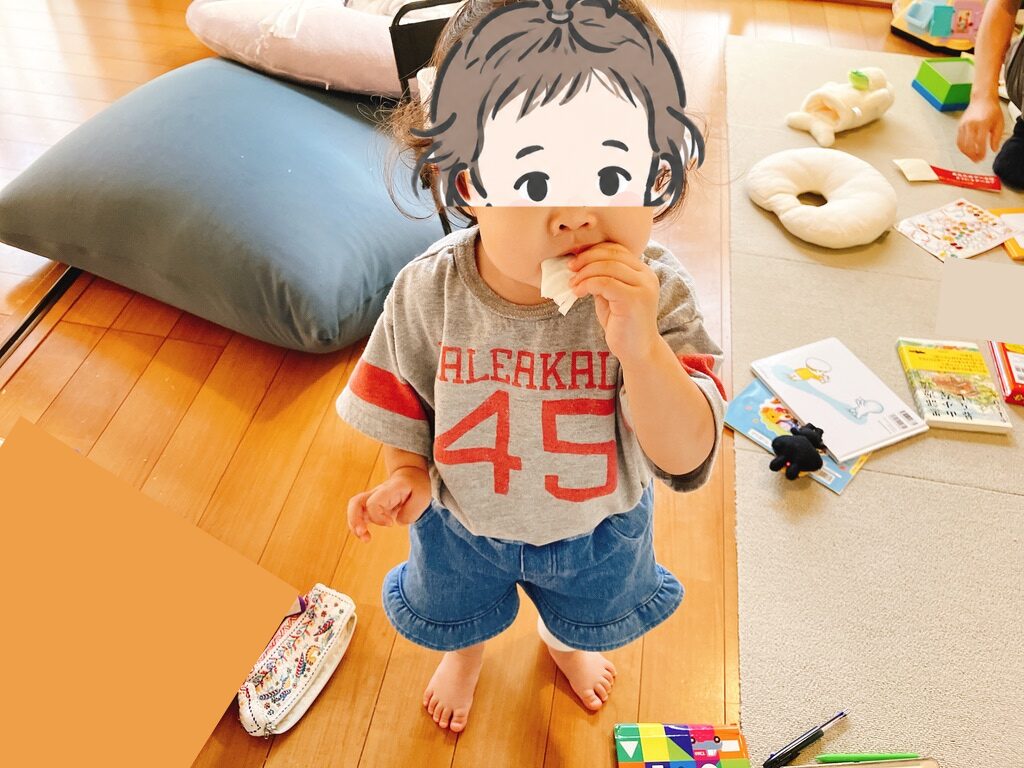 ビオ・マルシェから届いたキャベツを食べる娘