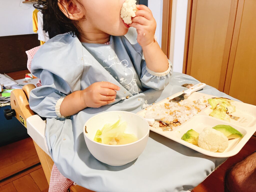 ビオ・マルシェから届いたカリフラワーを食べる娘